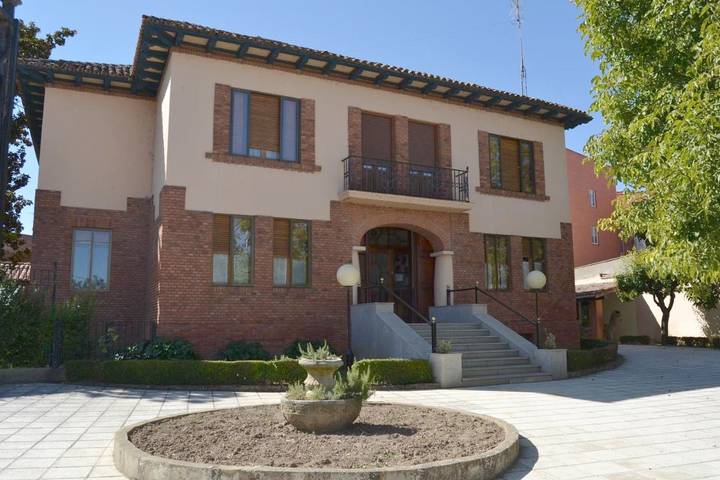 Apartamento para 4 personas, con jardín además de terraza y piscina en Valencia de Don Juan