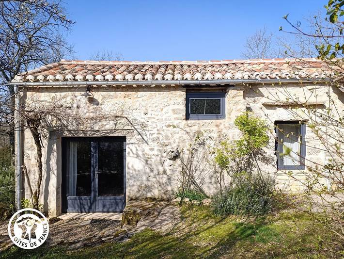 Maison de vacances pour 2 personnes, avec terrasse ainsi que piscine et jardin dans le Lot