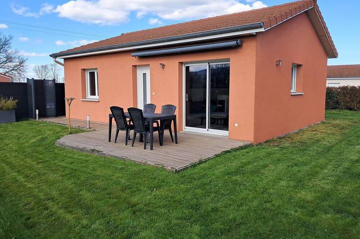 Gîte pour 4 personnes, avec jardin et terrasse à Ouches
