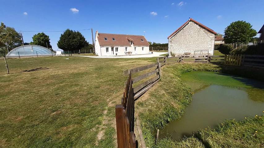 Gîte pour 4 personnes, avec piscine et jardin ainsi que vue et terrasse à Ciran