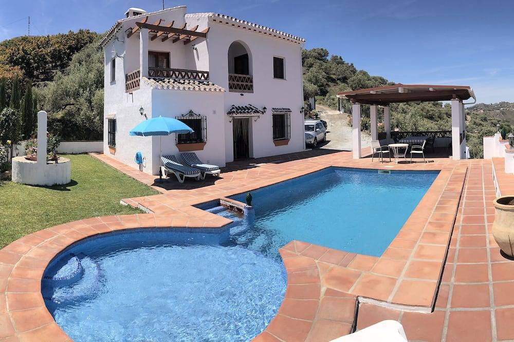 Cottage à 15 minutes de la plage, avec piscine privée et Wi-Fi gratuit. in Torrox, Cordillera Penibética