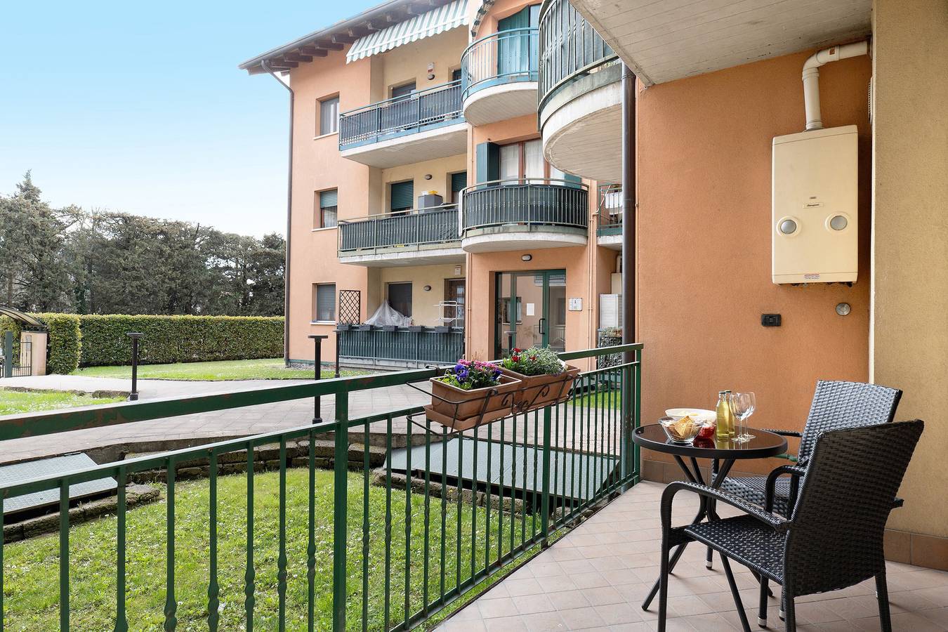 Ganze Wohnung, Ferienwohnung 'Kikosa House' mit privater Terrasse, Wlan und Klimaanlage in Castelnuovo del Garda, Gardasee-Berge