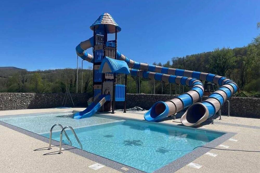 Zecamping 3 étoiles parc aquatique pet friendly mobil-home Tv 27m2 in Seix, Parc naturel régional des Pyrénées ariégeoises