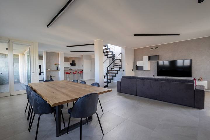 Apartamento entero, GuestHost - Skyline Penthouse in Treviglio, Provincia de Bergamo
