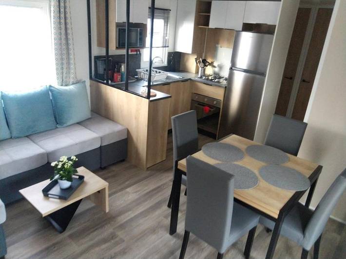 Camping pour 8 personnes, avec jardin et vue ainsi que bassin pour enfant et piscine, animaux acceptés