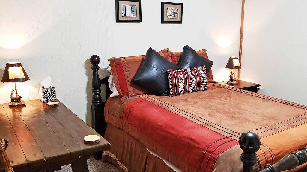 Romantic Couple's Retreat steps from Village, Kid-Friendly, Fireplace, Wifi in Snow Summit, Big Bear Lake