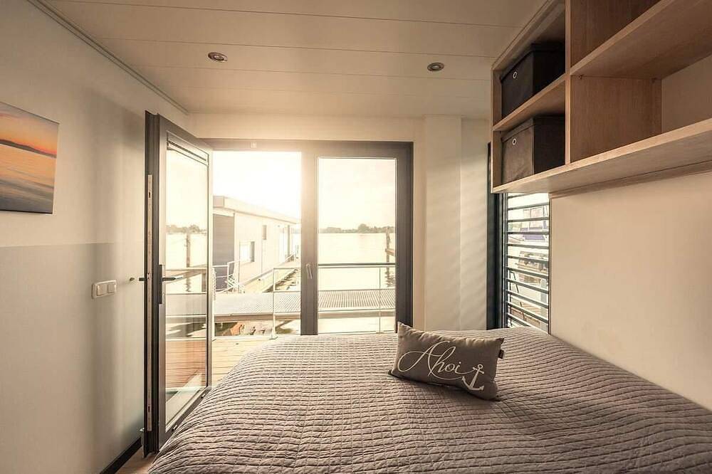 Floatinghouse Nike: Seeblick, Terrasse & Natur-Auszeit auf dem Wasser in Hennigsdorf, Ruppiner Seenland