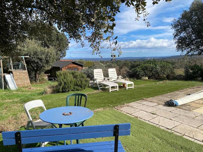 Location de vacances pour 4 personnes, avec vue et jardin ainsi que terrasse et piscine à Sanilhac-Sagriès - 2