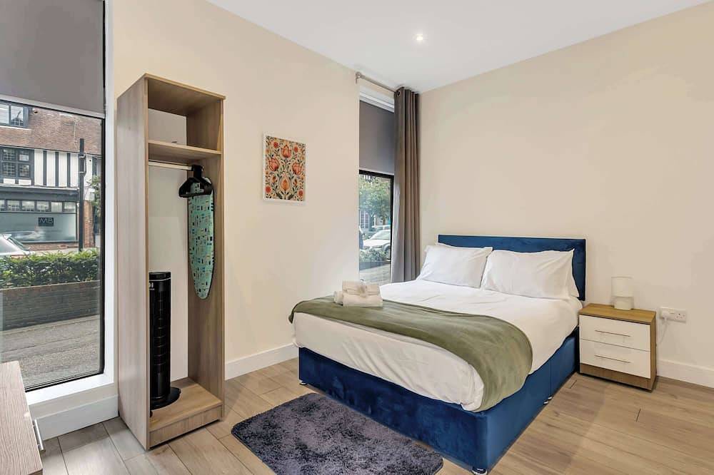 Ganze Wohnung, City Service Lets | New London 2Bed With Parking | Long Stays Welcome in Sutton (London), London