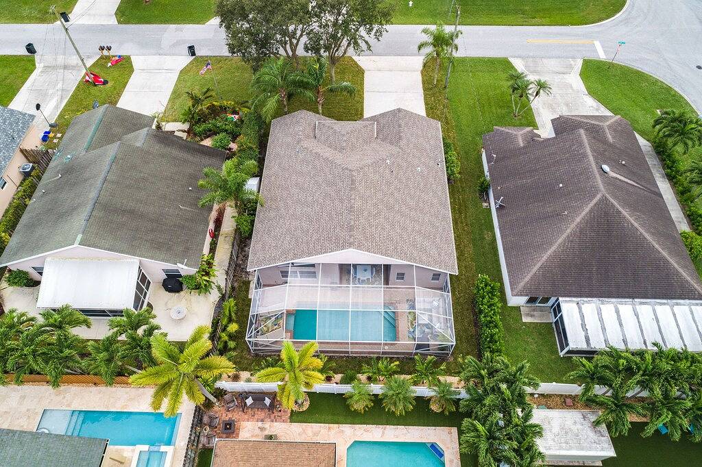 New On The Market! Newly Renovated 3Br/2Ba Heated Pool & Screen Enclosure. in Jupiter, Palm Beach County