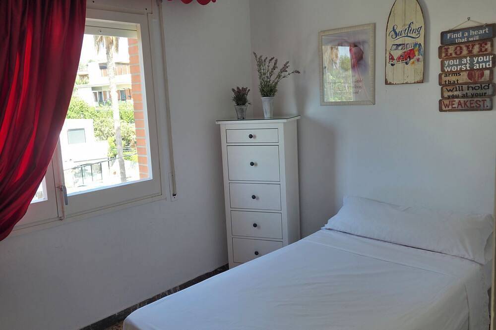 Ganze Wohnung, Ferienwohnung 6 Personen sonnig mit Pool in Platja de Castelldefels (Gavà), Castelldefels
