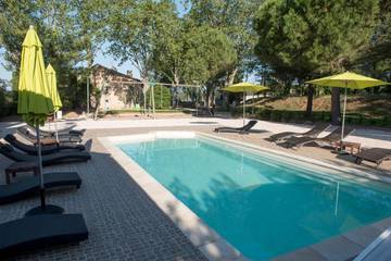Gîte pour 14 personnes, avec vue ainsi que jardin et piscine, adapté aux familles à Ouveillan