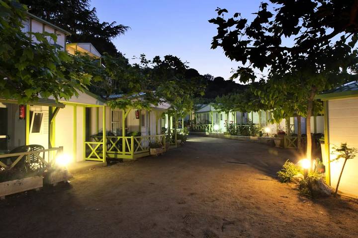 Wohnwagen für 2 Personen, mit Terrasse und Pool sowie Ausblick in Calella - 4