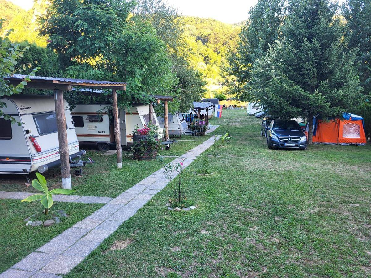 Kamp kućica trokrevetna in Црнча, Okręg maczwański