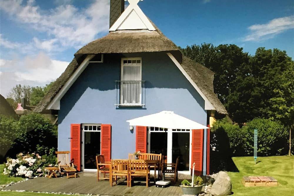 Stilvolles Reetdach-Haus mit viel Sonne, Luxus, tollem Garten & Leuchtturmblick in Putgarten, Rügen