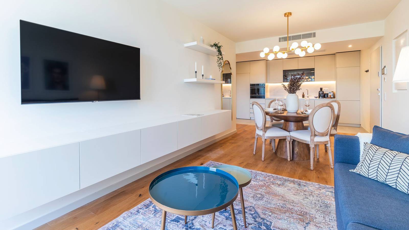 Apartamento inteiro, Contemporary Oasis w/ Balcony by Lovelystay in Oliveira do Douro, Distrito do Porto