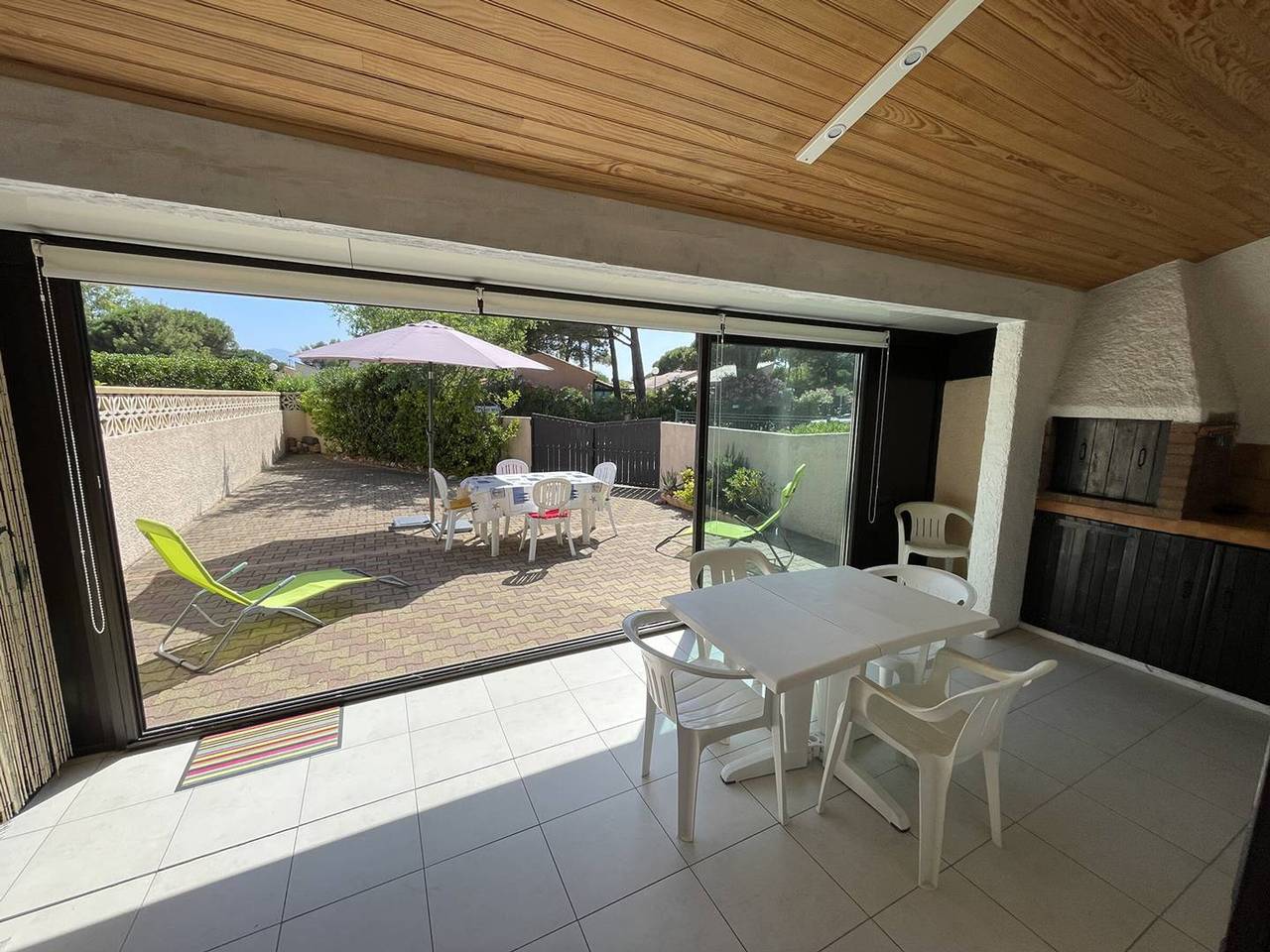 Espaciosa villa de 3 piezas con veranda, 57m², Bbq, aparcamiento, cerca de la playa, ideal para familias in Saint-Cyprien-Plage, Saint-Cyprien