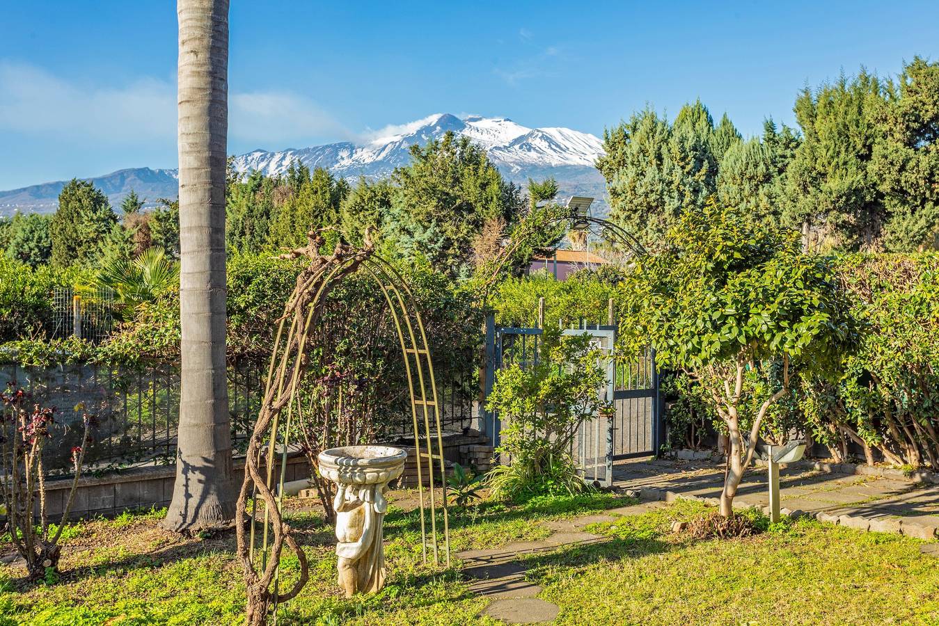 Appartement entier, Appartement 'Il Giardino Delle Ninfe' avec vue sur les montagnes, Wi-Fi et climatisation in Fondachello, Province de Catania