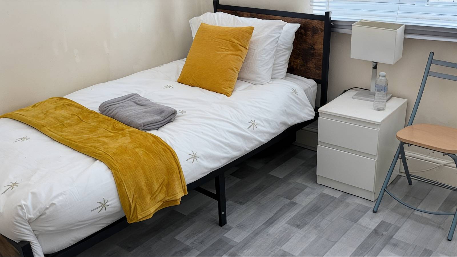 Maison spacieuse de 4 chambres, retraite avec jardin, parking in Merseyside