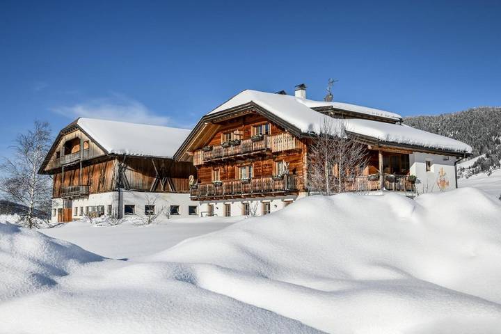 Ferienwohnung für 6 Personen, mit Balkon und Terrasse sowie Garten und Ausblick in Toblach