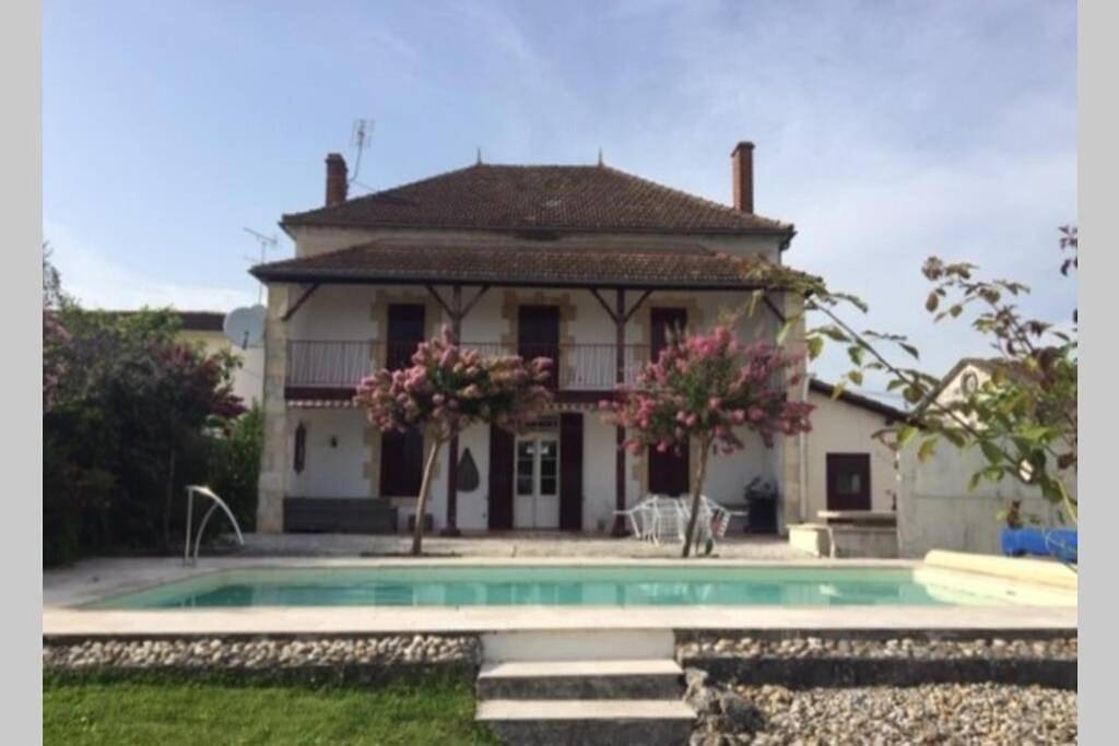 5-bedroom house with pool at edge of small village in Laparade, Région de Marmande
