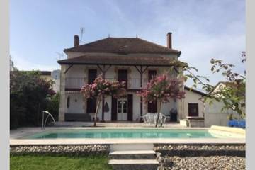 Gîte pour 10 personnes, avec vue ainsi que jardin et piscine à Laparade