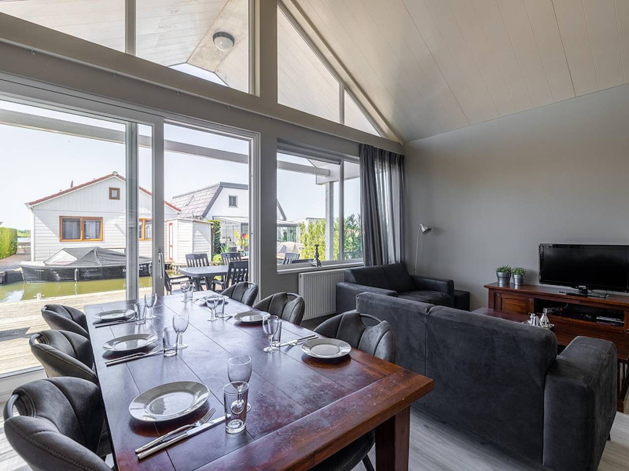 Holiday home for 6 with waterside terrace in Wervershoof on the Ijsselmeer. in Lake Ijssel
