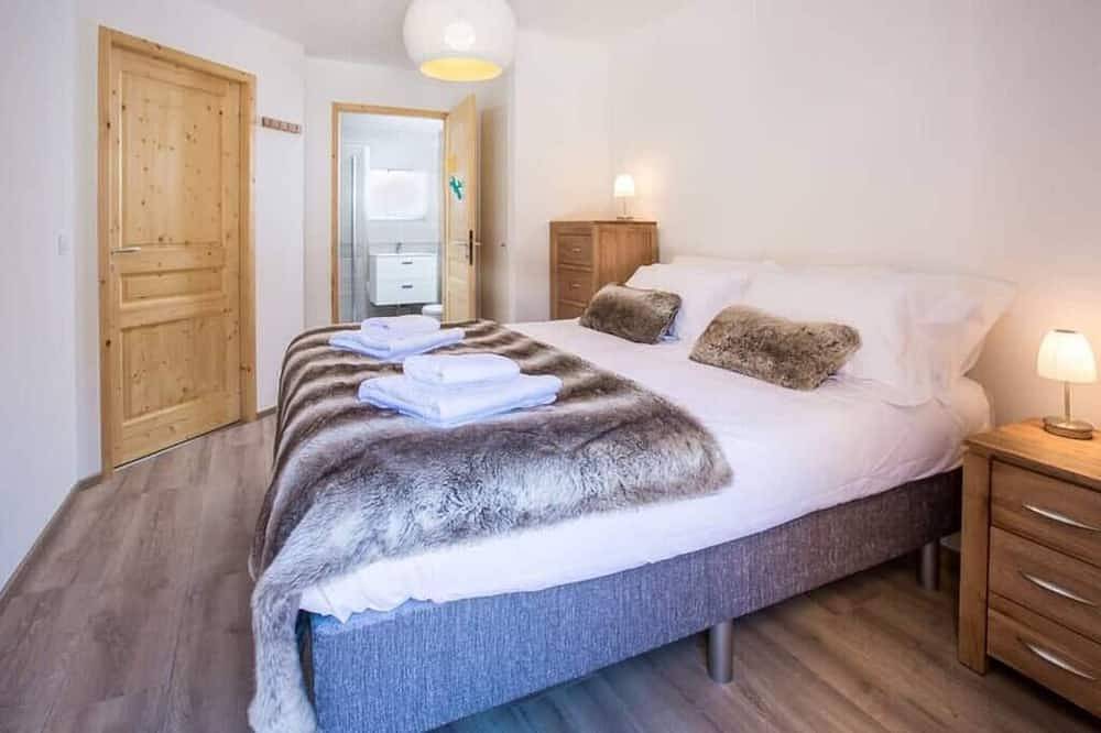 Entire apartment, Stylish 4 bedroom apartment, sleeps 7 people. Located next to Nyon telecabine. in Morzine, Les Portes du Soleil