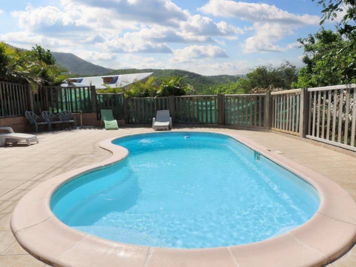 Location de vacances pour 6 personnes, avec terrasse et piscine à Bouillante