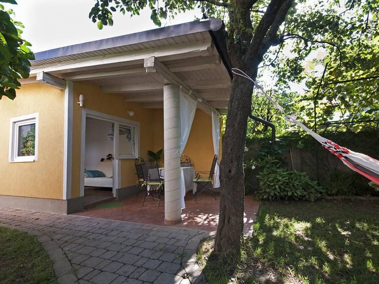 Ferienhäuschen für zwei mit Terrasse und schattigem, kleinen Garten, in der Näh in Liubliana, Osrednjeslovenska