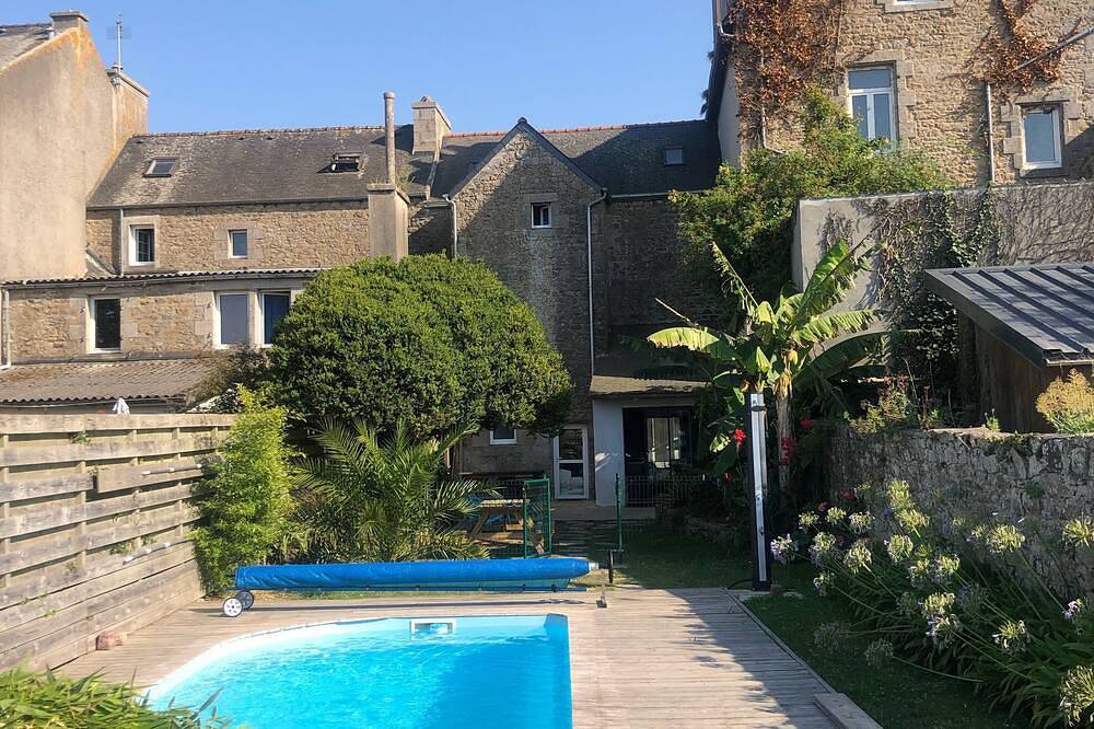 Charmante maison de vacances avec piscine privée, proximité commerces  et mer in Plouescat, Côte des Légendes