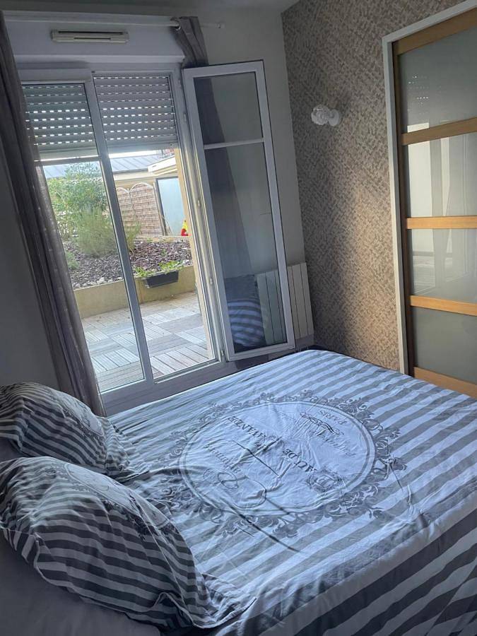 Appartement entier, Apartment with Terrace in Bussy-Saint-Georges, Seine-et-Marne