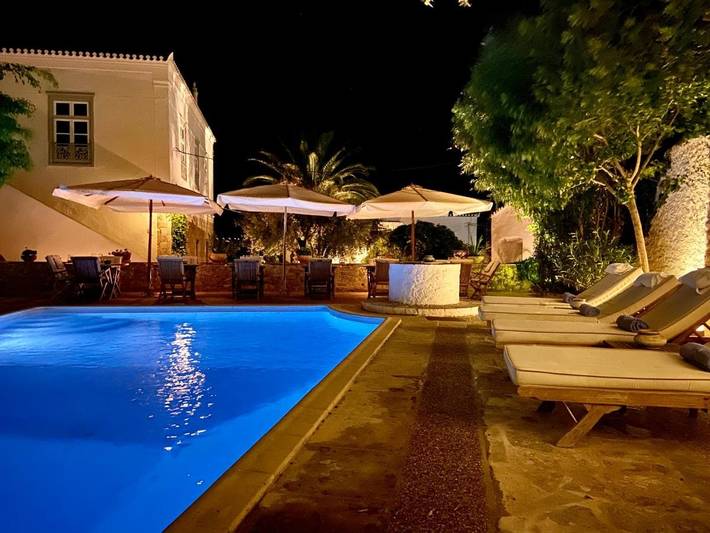 Location de vacances pour 2 personnes, avec Terrasse ainsi que Jardin et Piscine dans Spetses