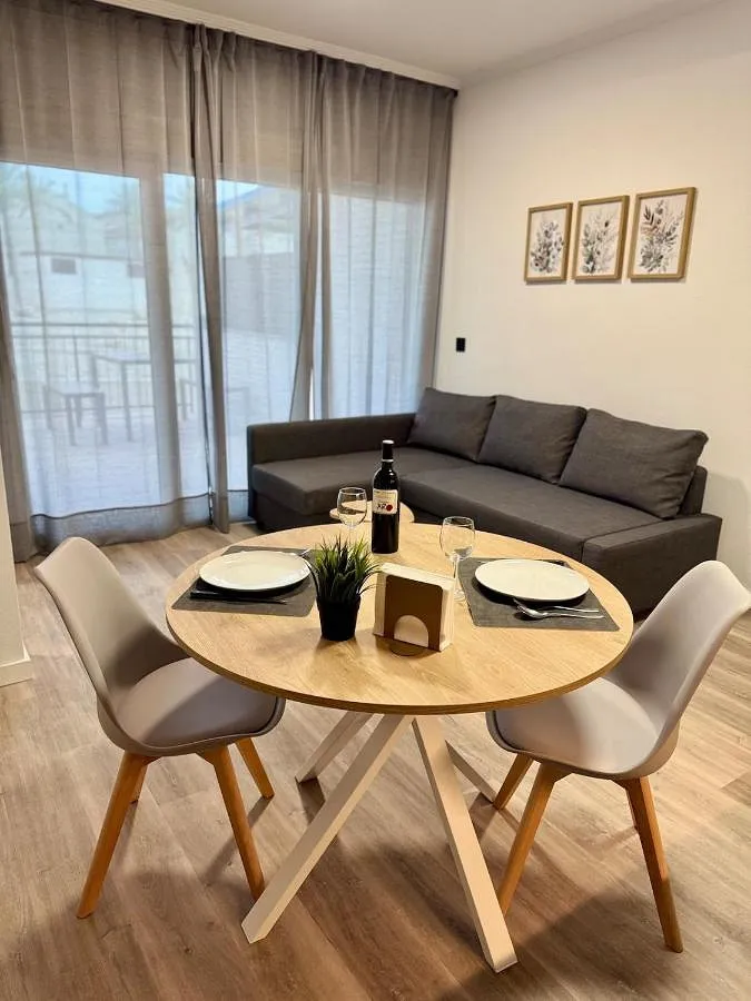 Apartamento de vacaciones para 4 personas, con jardín y piscina además de jacuzzi y sauna - 1