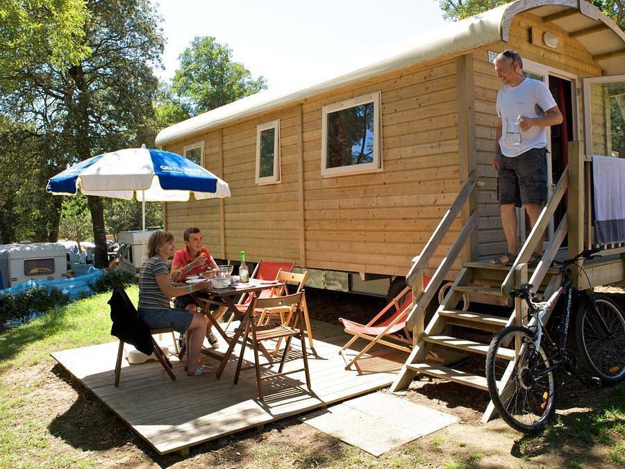 Camping Le Petit Rocher  - Hébergement 4 personnes - Roulotte 4 personnes (quartier piétonnier) in Le Rocher, Longeville-sur-Mer