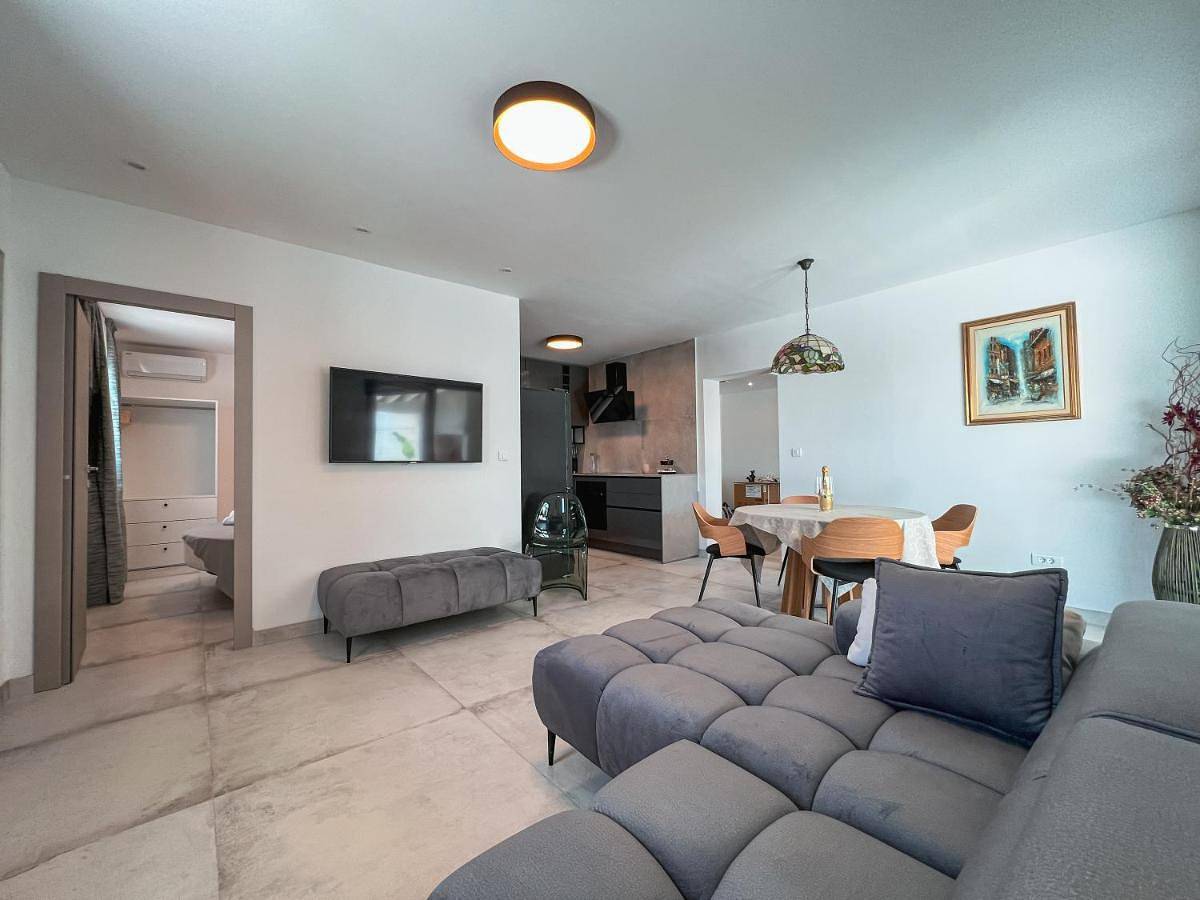 Mediterranean Oasis Seaside Villa with Pool in Split, Split-Dalmatien
