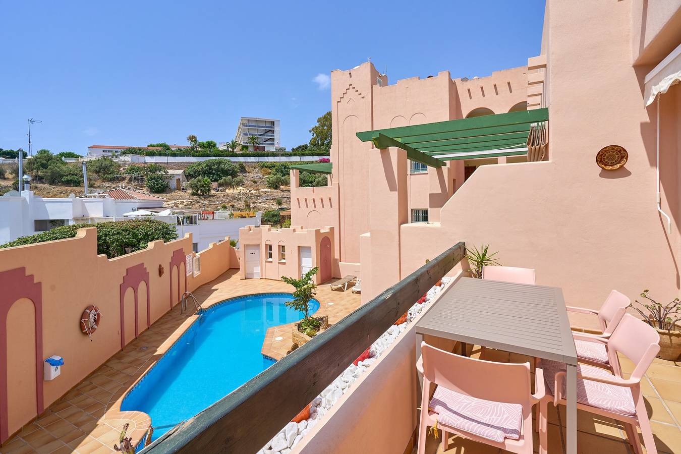 Ganze Wohnung, Ferienwohnung 'Ibn Sadi' mit Gemeinschaftspool, Wi-Fi und Klimaanlage in Playa de Burriana, Nerja