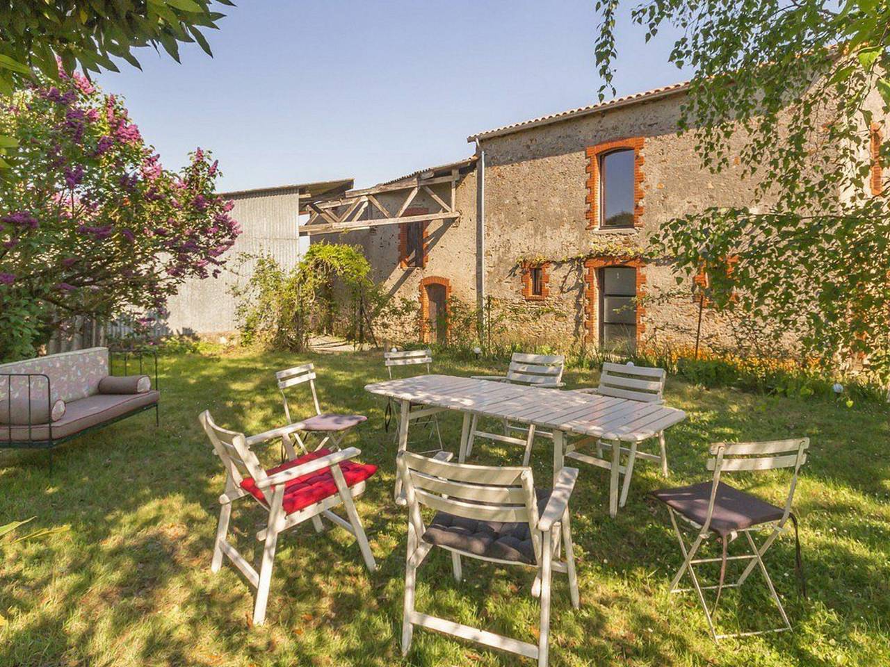 Gîte typique au cœur de Monnières, proche Sèvre, jardin privatif, Wifi, idéal pour pêche et rando in Monnières, Région de Nantes