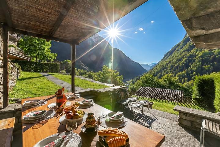 Chalet für 6 Personen, mit Balkon und Terrasse sowie Kinderpool im Ticino