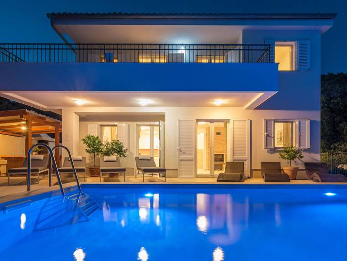 Ferienhaus für 8 Personen, mit Balkon und Terrasse sowie Pool