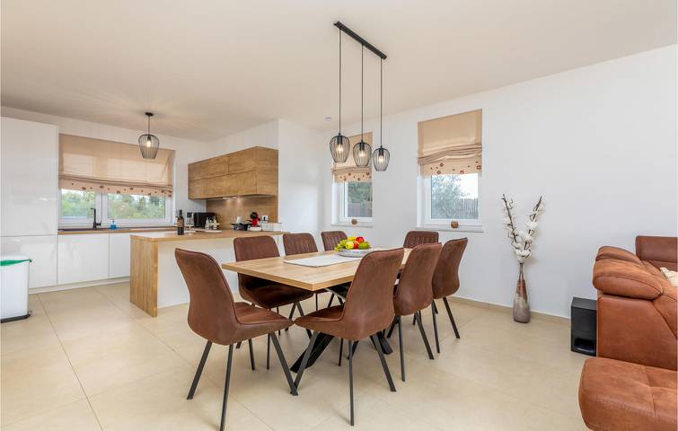 Geräumige 1-Zimmer-Wohnung mit Terrasse, WLAN und Parkplatz in der Nähe des Peruski-Zentrums in Marčana, Südküste Istrien