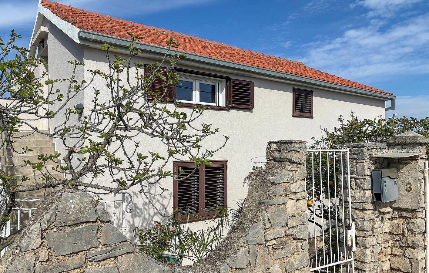 Ganze Ferienwohnung, Modernes 2-Zimmer-Apartment mit Pool, WLAN und Terrasse in der Nähe der Küste von Grohote in Rogac, Solta