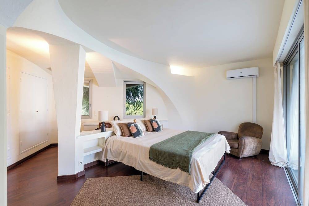 Luxurious and quiet 5-bedroom villa in enchanting Grasse with Wifi, Ac, Pool, in Grasse, Region de Cannes