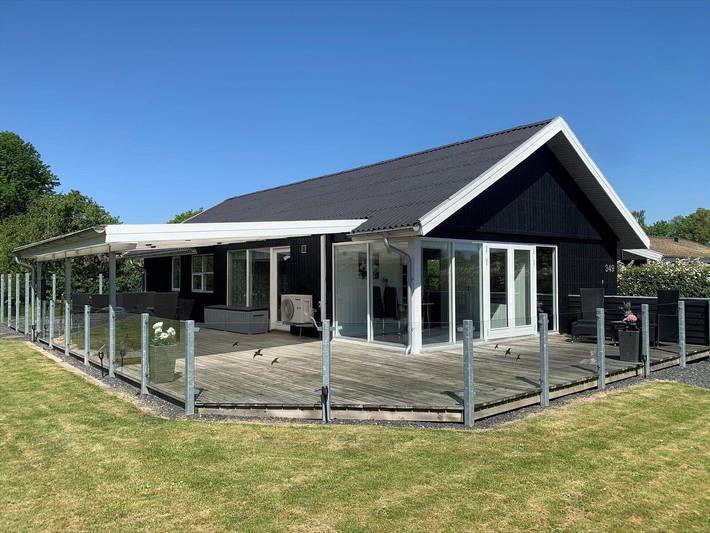 Ferieudlejning for 4 personer, med sauna og have samt terrasse, husdyr tilladt i Pøt Strandby