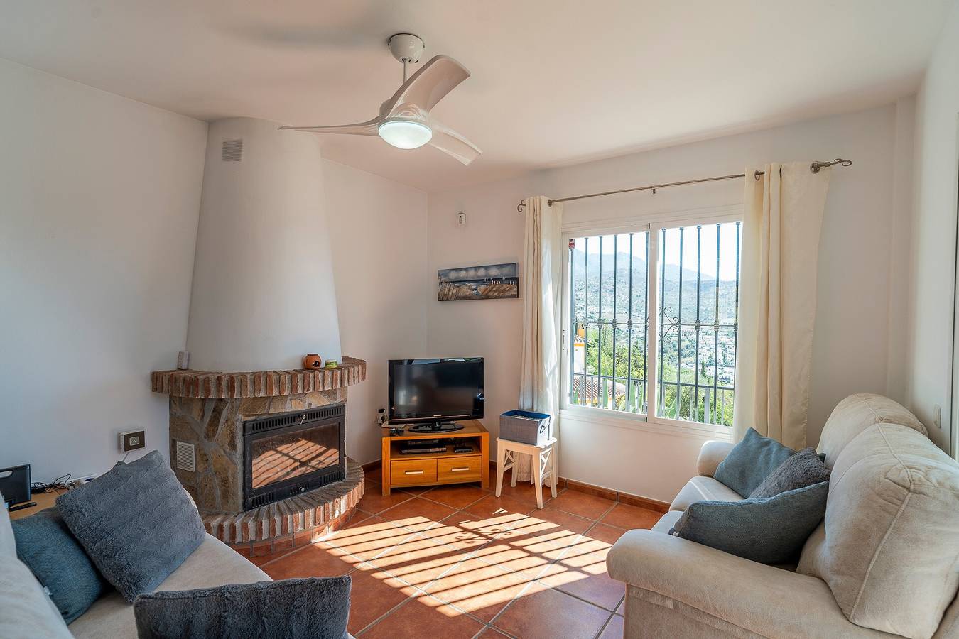 Villa Maroma con vistas a la montaña, piscina, jardín y Wi-Fi in Viñuela, Provincia de Málaga