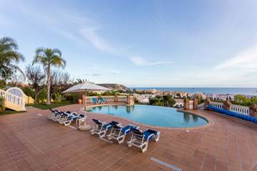 Villa for 10 Guests in Luz, Faro District, Picture 2
