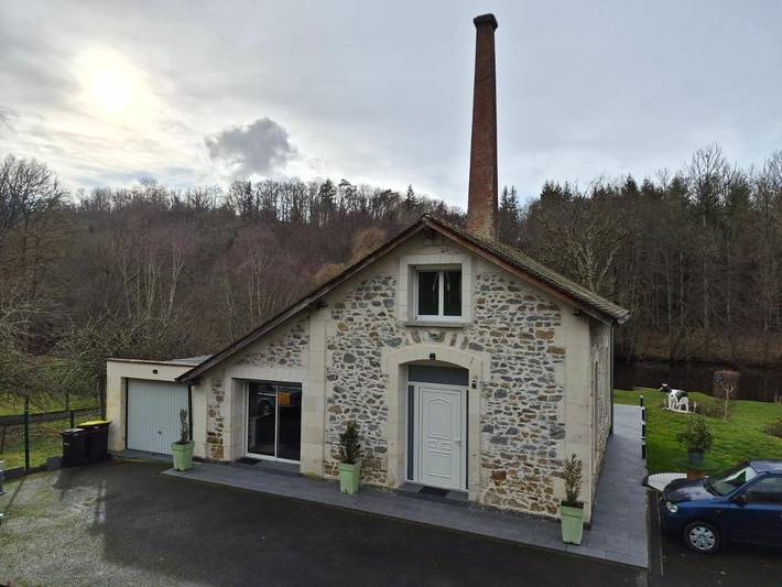 Location de vacances pour 4 personnes, avec vue sur le lac ainsi que jardin et vue à Glénic