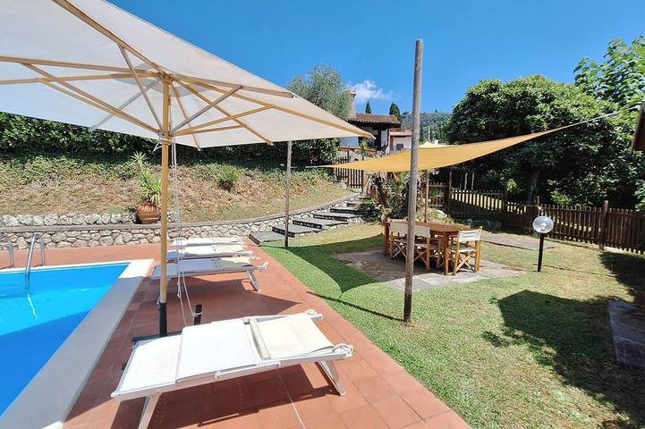 Villa Veranda, big private pool in relaxing green hills just 4 km from the beach in Camaiore (Toscana), Riviera Toscana