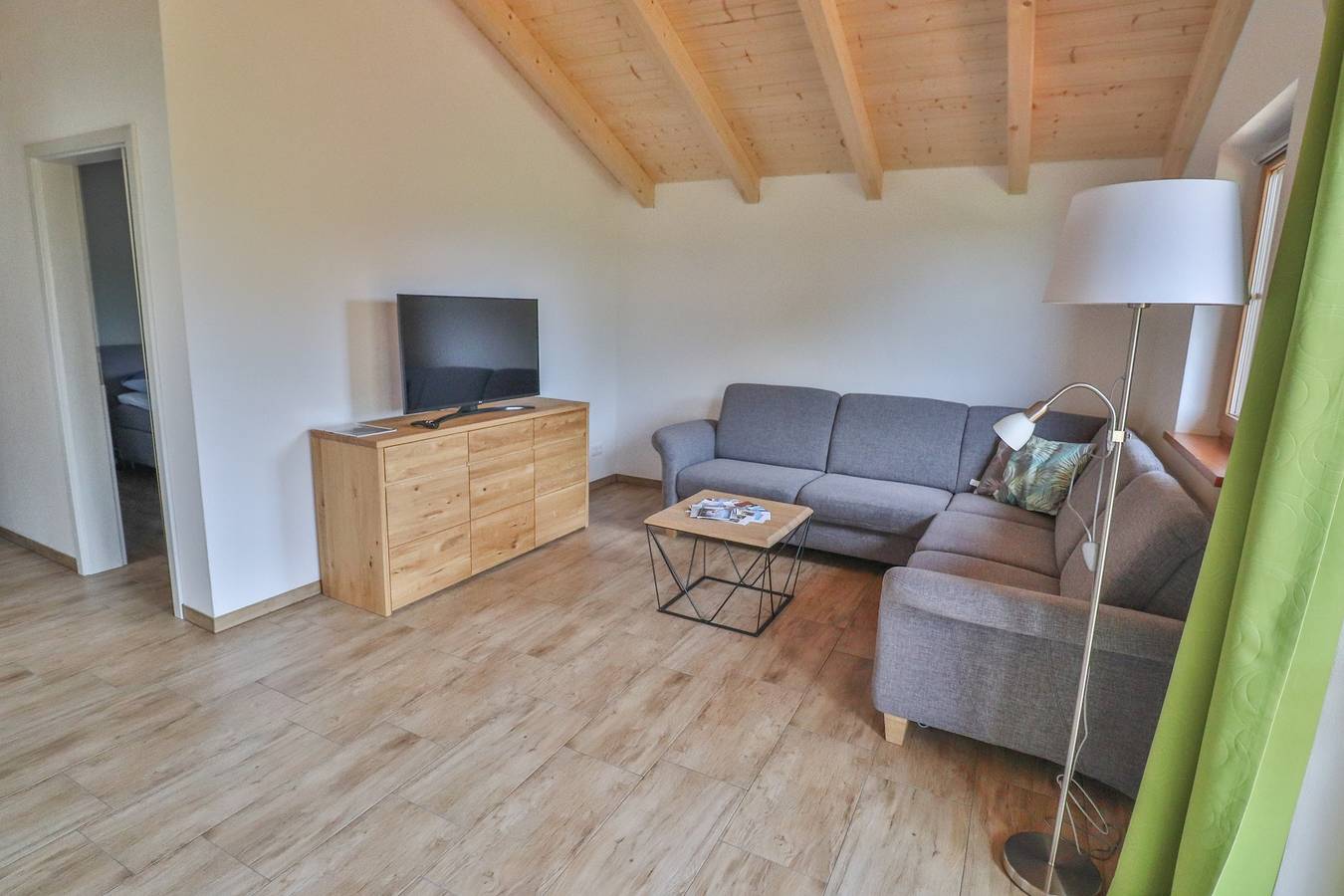 Ganze Ferienwohnung, Thomanhof - helle Ferienwohnung- 5 Personen, 53qm, 2 Schlafzimmer, Balkon mit Bergblick in Saaldorf-Surheim, Rupertiwinkel