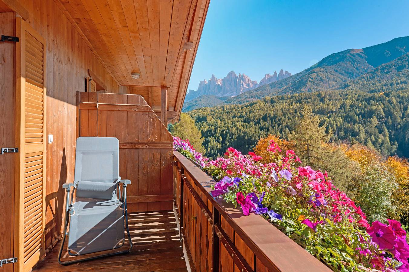 Camera 'Doppelzimmer 8' con vista sulle montagne, terrazza privata e Wi-Fi in San Pietro (Bolzano), Funes